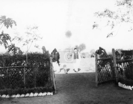 Téléchargez les photos : Mahatma Gandhi et Shriman Narayan à l'entrée de sa résidence à Wardha, 1945, Inde - en image libre de droit