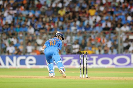 Téléchargez les photos : Le batteur indien Sachin Tendulkar lors de la finale de la Coupe du monde 2011 entre l'Inde et le Sri Lanka au stade Wankhede le 2 avril 2011 à Mumbai en Inde - en image libre de droit