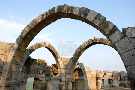 Foto de Patrimonio de la Humanidad por la UNESCO Champaner Pavagadh; sala de celebración o (Saat Kamaan) utilizado para reuniones secretas y celebraciones; colina de Pavagadh; Champaner; distrito de Panchmahals; estado de Gujarat; India; Asia - Imagen libre de derechos