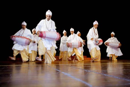 Téléchargez les photos : Gayan bayan chant et jouer des instruments de musique culture de Assam, Inde - en image libre de droit