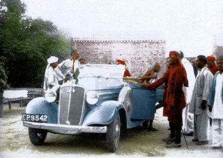Téléchargez les photos : Arrivée du Mahatma Gandhi Visite de l'Utmanzai dans les provinces frontalières du Nord-Ouest, 9 octobre 1938 - en image libre de droit