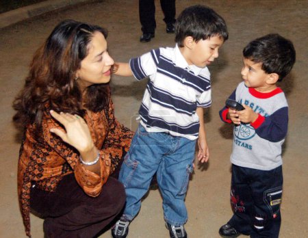 Téléchargez les photos : L'actrice indienne Madhuri Dixit Nene avec son fils, Mumbai Maharashtra, Inde, Asie - en image libre de droit