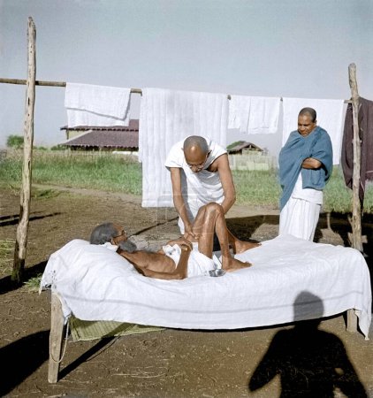 Foto de Mahatma Gandhi cuidando leproso paciente, Wardha, India, Asia, 1940 - Imagen libre de derechos