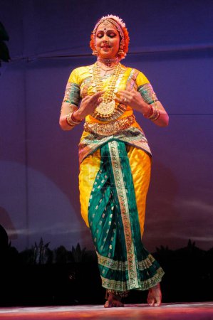 Foto de Actriz y bailarina de Bollywood, la coreógrafa Hema Malini interpreta una pieza de Bharatnatyam llamada Shiva Panchakshari en el festival universitario del Instituto Indio de Tecnología IIT Mood Indigo, Bombay Mumbai, Maharashtra, India - Imagen libre de derechos