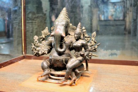 Téléchargez les photos : Statue en bronze de la dynastie Ganesha chola dans le temple meenakshi madurai tamilnadu Inde Asie - en image libre de droit