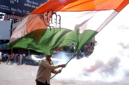 Téléchargez les photos : Les partisans du Congrès national indien célébrant la victoire des élections législatives de 2004 à Bombay maintenant Mumbai, Maharashtra, Inde - en image libre de droit