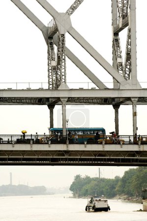 Téléchargez les photos : Pont Howrah (Rabindra Setu) sur la rivière à peu près un miracle de l'ingénierie ; énorme pont cantilever et large ; Calcutta maintenant Kolkata ; Bengale occidental ; Inde - en image libre de droit
