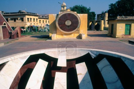 Téléchargez les photos : Narivalaya Dakshin gola et Jaiprakash yantra, Jantar Mantar, Jaipur, Rajasthan, Inde - en image libre de droit