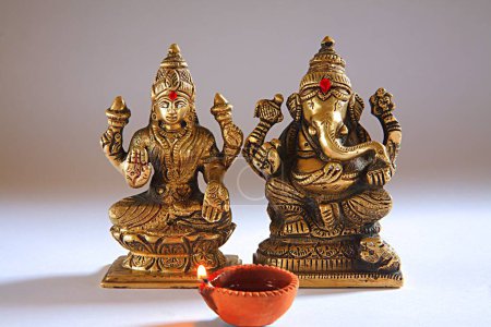 Téléchargez les photos : Festival Diwali deepawali, shree lakshmi puja avec dieu ganesh, lampe à huile, Inde - en image libre de droit