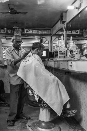Foto de Hombre cortando cabello, varanasi, uttar pradesh, india, asia - Imagen libre de derechos
