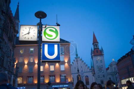 Téléchargez les photos : Centre-ville dans la lumière du soir ; Old Town Hall (Altes Rathaus) ; Marienplatz ; Munich ; Allemagne ; Europe - en image libre de droit