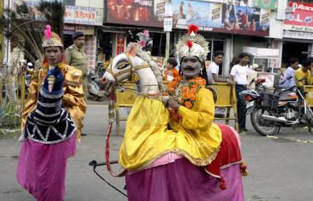 Téléchargez les photos : Janmashtami festival ou Lord Krishna anniversaire célébration carnaval procession avec divers affichages garçon déguisé en paon et homme habillé en cheval, Jabalpur, Madhya Pradesh, Inde - en image libre de droit
