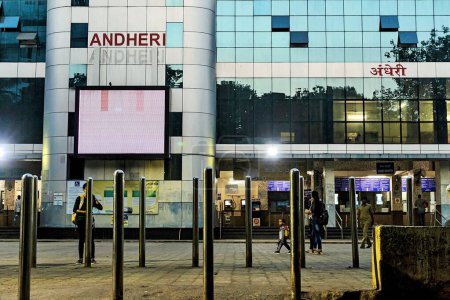 Foto de Andheri Railway Station building, Mumbai, Maharashtra, India, Asia - Imagen libre de derechos