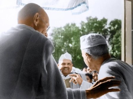 Téléchargez les photos : Mahatma Gandhi et Madan Mohan Malaviya regardant par la fenêtre, Varanasi, Inde, Asie, 21 janvier 1942 - en image libre de droit