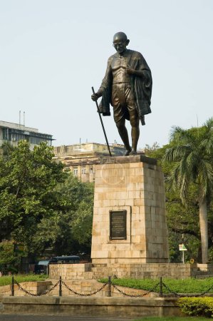 Téléchargez les photos : Statue en bronze du Mahatma Gandhi ; Mohandas Karamchand Gandhi également connu sous le nom de bapu (père de la nation) à Sachivalaya ; Bombay Mumbai ; Maharashtra ; Inde ; Asie - en image libre de droit