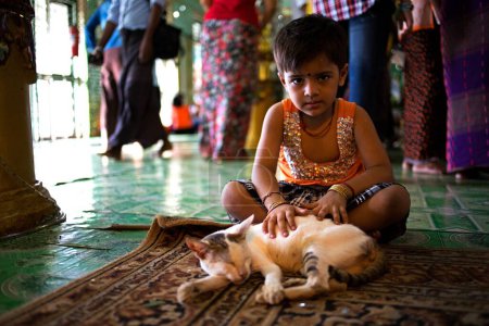Téléchargez les photos : Gros plan de l'enfant avec chat, yangon, myanmar, Birmanie - en image libre de droit
