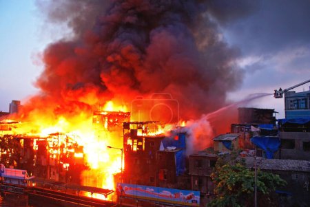Téléchargez les photos : Pompiers aspergeant le bidonville de Behrampada ; Bandra ; Bombay Mumbai ; Maharashtra ; Inde 18-juin-2009 - en image libre de droit