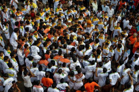 Téléchargez les photos : Govinda Human Pyramid Essayer de briser Dahi handi Sur janmashtmi Festival à Dadar Mumbai - en image libre de droit