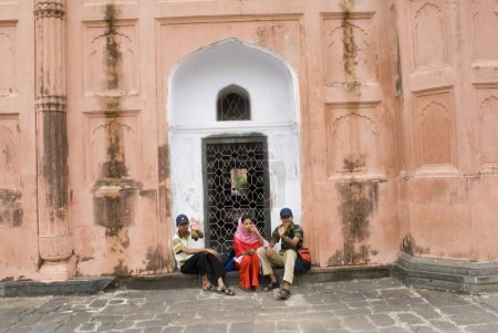Téléchargez les photos : Touristes assis à la porte du fort de Lalbagh construit par le prince Muhammad Azam, fils de l'empereur moghol Aurangzeb en 1678 après JC, Dacca, Bangladesh - en image libre de droit