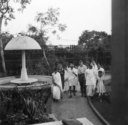 Téléchargez les photos : Rajkumari Amrit Kaur, Agatha Harrison, M. Alexander, Mahatma Gandhi, Abha Gandhi, Pyarelal Nayar, et Aruna Desai fille de Purushottam Gandhi lors d'une promenade matinale à Birla House, Mumbai, 1945, Inde - en image libre de droit