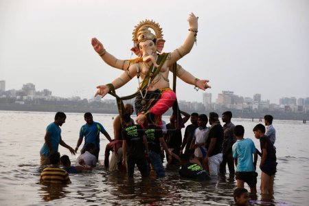 Foto de Sumisión del Señor Ganesha, Playa de Dadar, Mumbai, Maharashtra, India, Asia - Imagen libre de derechos