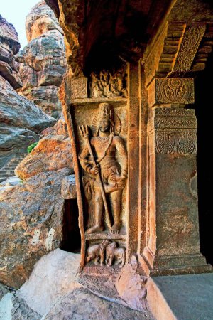 Téléchargez les photos : Sculpture en relief de Harihara, Temple rupestre taillé dans la roche, Badami, Bagalkot, Karnataka, Inde - en image libre de droit