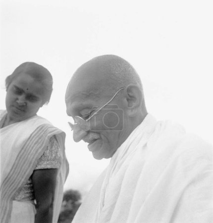 Foto de Mahatma Gandhi con su nuera Sushila, 1944 - Imagen libre de derechos