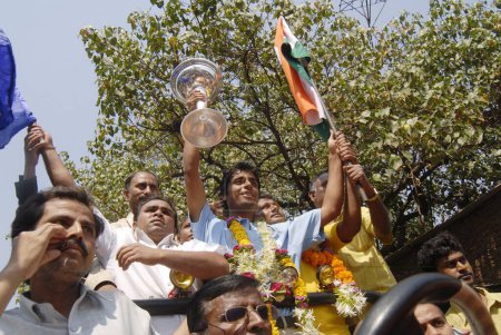 Téléchargez les photos : Le lanceur de bras gauche Iqbal Abdulla est accueilli après avoir remporté la Coupe du monde U, 19 ; Bombay maintenant Mumbai, Maharashtra, Inde - en image libre de droit