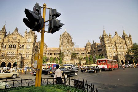 Foto de Victoria Terminus (VT) nombrada Chhatrapati Shivaji Terminus Station (CST) con tráfico; Bombay Mumbai; Maharashtra; India - Imagen libre de derechos