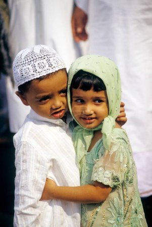 Foto de Niño y niña abrazándose en ocasión de Ramzan Id, India - Imagen libre de derechos