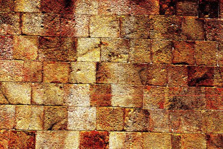 Vista cercana de la pared de Shaniwarwada construida en mampostería de escombros en Pune; Maharashtra; India