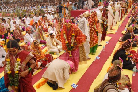 Téléchargez les photos : Les couples se marient à la cérémonie de mariage de masse organisée par la Mission Sant Nirankari à Airoli, New Bombay maintenant Navi Mumbai, Maharashtra, Inde - en image libre de droit
