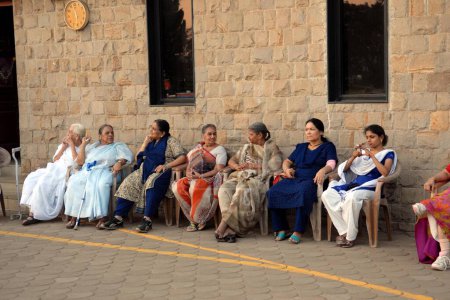 Téléchargez les photos : Femmes âgées assises dans le jardin, Mumbai, Maharashtra, Inde, Asie - en image libre de droit