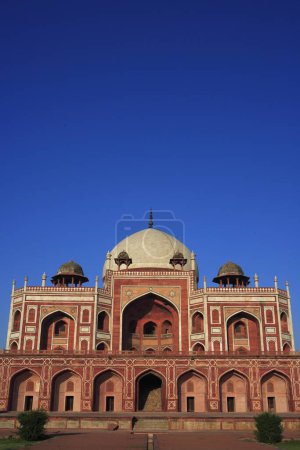 Humayun's tomb built in 1570 made from red sandstone and white marble first garden-tomb on the Indian subcontinent persian influence in mughal architecture , Delhi , India UNESCO World Heritage Site