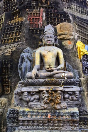 Foto de Estatua de Buda Gautam; Patrimonio de la Humanidad de la UNESCO Mahabodhi templo; Bodhgaya; Bihar; India - Imagen libre de derechos