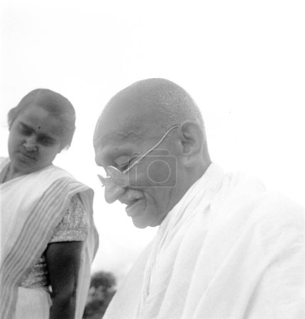 Téléchargez les photos : Mahatma Gandhi avec son fils Manilals épouse Sushila, 1944 - en image libre de droit