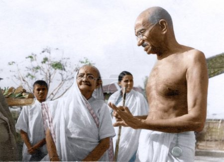Foto de Kasturba Gandhi y Mahatma Gandhi en Satyagraha Ashram, Wardha, Maharashtra, India, 1942 - Imagen libre de derechos