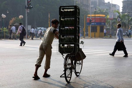 Téléchargez les photos : Homme portant des supports sur le cycle, Bombay Mumbai, Maharashtra, Inde - en image libre de droit