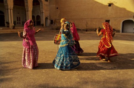 Téléchargez les photos : Femme jouant la danse ghoomer culturelle, jaisalmer, rajasthan, Inde - en image libre de droit