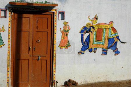 Téléchargez les photos : Mur décoratif avec porte en bois ; Panchgini ; Pune ; Maharashtra ; Inde - en image libre de droit