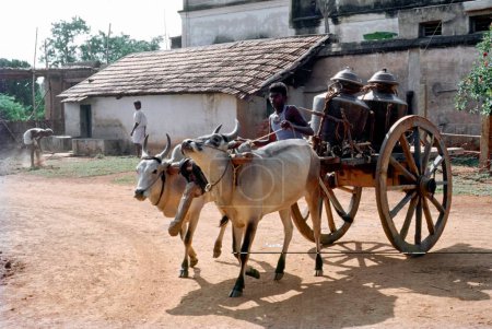 Téléchargez les photos : Chariot à taureaux avec d'énormes récipients en cuivre, nattukottai chettiar ou maison nagarathar, Chettinad, Tamil Nadu, Inde - en image libre de droit