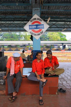 Téléchargez les photos : Porteurs assis sur la plate-forme ferroviaire, Mumbai, maharashtra, Inde, Asie - en image libre de droit