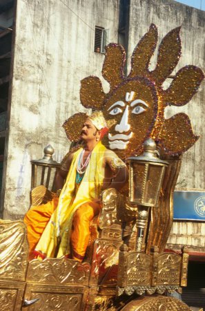 Téléchargez les photos : Les gens qui jouent folklorique dieu soleil sur le char, gudi padva procession, thane, maharashtra, Inde - en image libre de droit