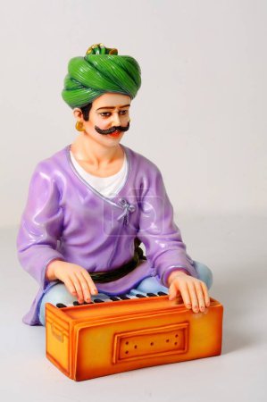 Téléchargez les photos : Figurine en argile, statue de musicien rajasthani jouant de l'harmonium - en image libre de droit
