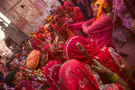 Téléchargez les photos : Personnes célébrant holi festival, mathura, uttar pradesh, Inde, Asie - en image libre de droit