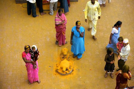 Téléchargez les photos : Femmes dévots au temple Jejuri, pune, Maharashtra, Inde - en image libre de droit