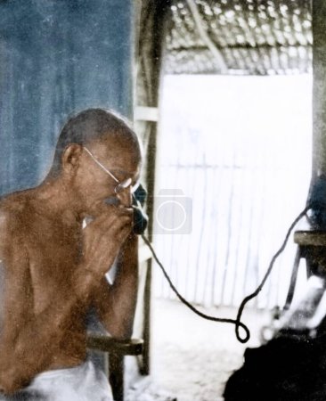 Foto de Mahatma Gandhi hablando por teléfono desde la cabaña de oficinas, Wardha, India, Asia, 1940 - Imagen libre de derechos