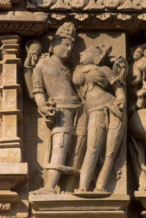 Foto de Estatuas Señor Vishnu y diosa Laxmi en el templo de Parshwanatha; Jain GR oriental; khajuraho; madhya pradesh; India - Imagen libre de derechos