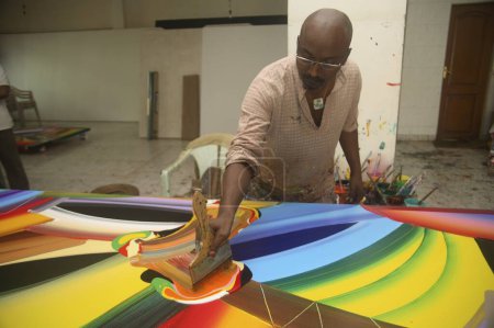 Téléchargez les photos : Artiste contemporain indien Bose Krishnamachari dans son atelier travaillant sur toile, Bombay Mumbai, Maharashtra, Inde - en image libre de droit