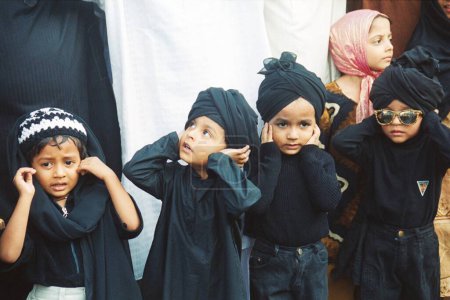 Foto de Niños rezando en Babri masjid, India - Imagen libre de derechos